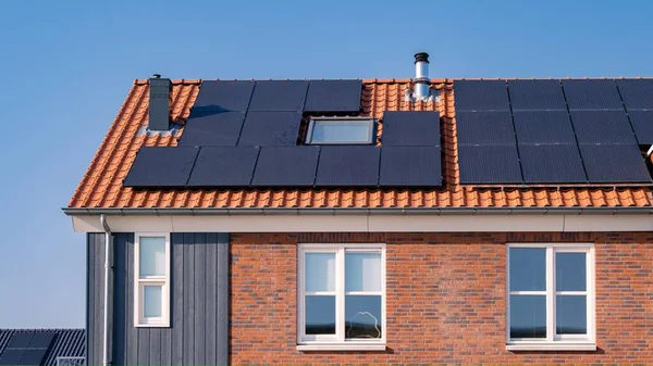 Painéis Solares Ligados Telhado Contra Céu Ensolarado Fechar Novo Edifício — Fotografia de Stock