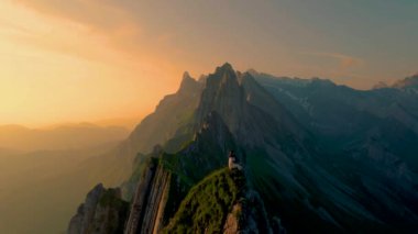 Schaffler dağ sırtı İsviçre Alpstein, Appenzell İsviçre, muhteşem Schaeffler zirvesinin dik yamacı, gün batımında İsviçre