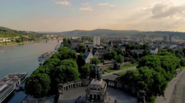Almanya 'nın Koblenz kentinde Koblenz kentinde gün batımında Ren Nehri' ne katılan Alman Eck veya Alman Köşesi burnu.