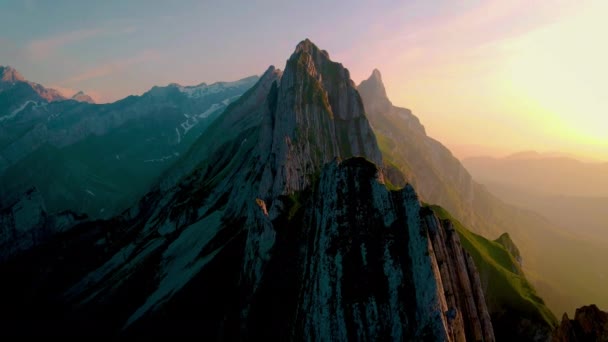Schaeffler Hill Ridge Swiss Alpstein Appenzell Switzerland 一个陡峭的Schaeffler峰山脊 男女老少在山中远足 — 图库视频影像