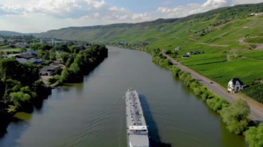 Bernkastel dağlarında aydınlık bir yaz günü, Almanya 'daki Mosel nehri üzerinden iç nakliye gemisi gaz nakliyesi. Moselle nehrinde bir gaz tankeri var.
