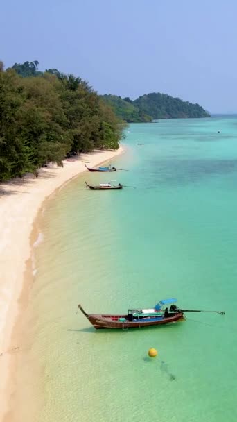 タイのコ クラダン トランタン島の無人航空眺望 ビーチの長いテールボートで上からコ クラダン島トランを眺める — ストック動画