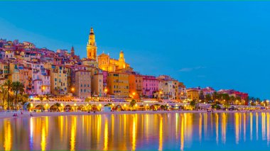 Menton, Provence-Alpes-Cote d 'Azur, Fransa' da bir yaz akşamı. Menton Fransız Rivieraa