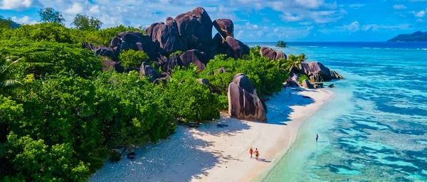 Anse Source Argent Digue Seychelles セーシェルで豪華な休暇中にトロピカルビーチで男性と女性の若いカップル トロピカルビーチアンセソース Argent Digue Seychelles — ストック写真