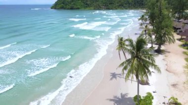 Koh Kood Adası Tayland Trat 'ta palmiye ağaçları olan plaj, palmiye ağaçları olan tropik plaj ve güneşli bir günde turkuaz renkli okyanus, sahilde hindistan cevizi palmiyeleri olan Ko Kut Adası
