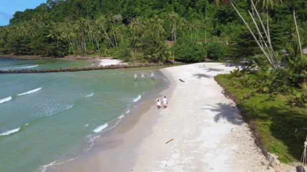 Пара Чоловіків Жінок Гуляють Пляжі Острова Кох Куд Таїланд Трат — стокове відео