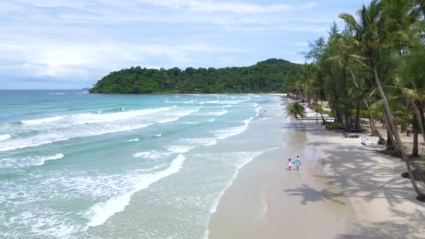 Par Hombres Mujeres Caminando Por Playa Koh Kood Island Thailand — Vídeo de stock