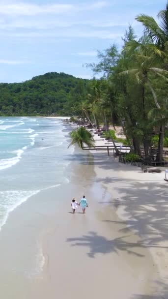 Güneşli Bir Günde Koh Kood Adası Trat Plajında Yürüyen Bir — Stok video
