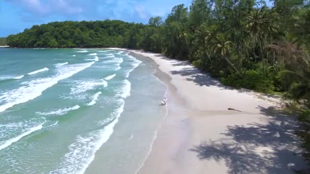 Пара Чоловіків Жінок Гуляють Пляжі Острова Куд Таїланд Трат Тропічний — стокове відео