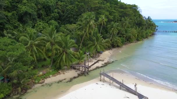 丰宝海滩 高考德岛 泰国三地 热带海滩 阳光明媚的日子里 有棕榈树和草屋色的海洋 高考特岛 海滩上有椰子树 — 图库视频影像