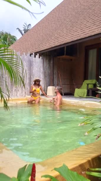 タイのコ コッド島のプール プールでリラックスしたカップル — ストック動画