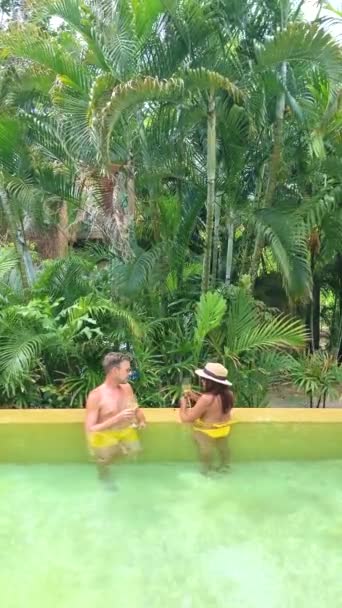 Een Paar Mannen Vrouwen Ontspannen Een Zwembad Villa Het Zwembad — Stockvideo