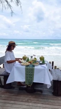 Koh Kood Adası 'ndaki lüks bir otelde öğle yemeği yiyen Asyalı kadınlar. Tayland Trat..