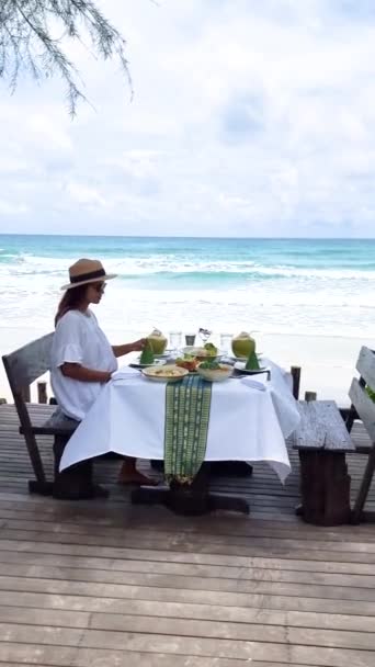Mulheres Asiáticas Almoçando Praia Hotel Luxo Koh Kood Island Thailand — Vídeo de Stock