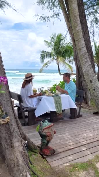 Некоторые Мужчины Женщины Обедают Пляже Роскошном Отеле Острове Куд Таиланд — стоковое видео