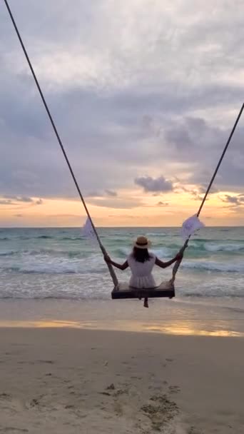 Asiatisk Kvinna Tittar Solnedgången Stranden Vid Gunga Palm Koh Kood — Stockvideo