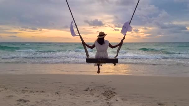 コッド島タイトラットのヤシの木の下で泳いでビーチで日没を見ているアジアの女性 — ストック動画