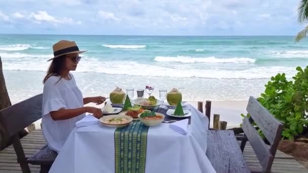Aziatische Vrouwen Lunchen Het Strand Een Luxe Hotel Koh Kood — Stockvideo