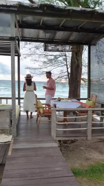 Algunos Hombres Mujeres Están Cenando Playa Hotel Lujo Koh Kood — Vídeo de stock