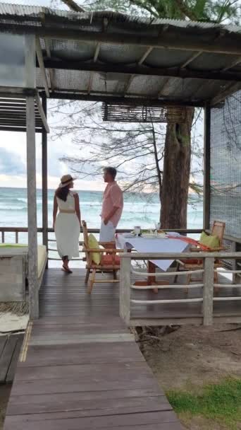 남성과 여성은 Koh Kood Island Thailand Trat의 호텔에서 해변에서 식사를하고 — 비디오