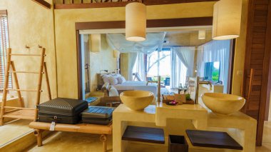 Modern bir evin banyosu, yüzme havuzu, kumsalda modern bir havuz villası Tayland 'da lüks bir villa manzarası.