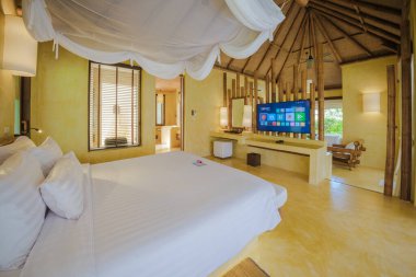 Yatak odası, yüzme havuzu olan modern bir ev kumsalda modern bir havuz villası Tayland 'da kapalı bir villa manzarası.