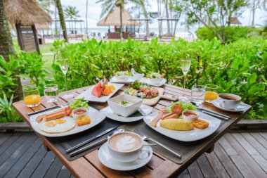Tayland 'da Koh Kood plajında kahvaltı masası, sabah lüks bir otelde kahvaltı masası.