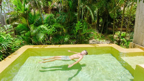 在泰国的一个五星级度假胜地度假的年轻人 带着游泳池 海滩上的现代游泳池别墅 泰国的豪华别墅 在游泳池里悠闲自在地呆着 — 图库照片