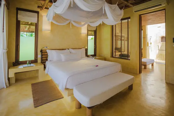 Yatak odası, yüzme havuzu olan modern bir ev kumsalda modern bir havuz villası Tayland 'da kapalı bir villa manzarası.