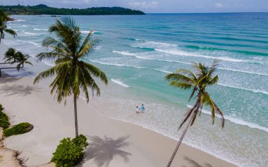 Beyaz Sahilde yürüyen bir çift adam ve kadın Koh Kood Adası Tayland Trat