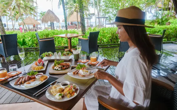 Asian Woman Having Breakfast Table Beach Koh Kood Thailand Breakfast — Stock Photo, Image