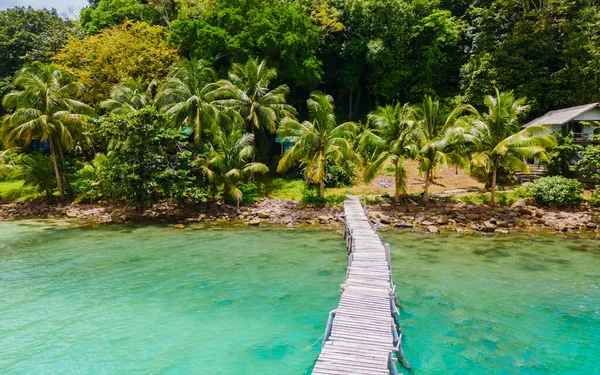 Bang Bao Plajı 'ndaki ahşap iskele Koh Kood Adası Tayland Trat, palmiye ağaçları ve turkuaz renkli bir okyanus, güneşli bir günde, Ko Kut Adası. 