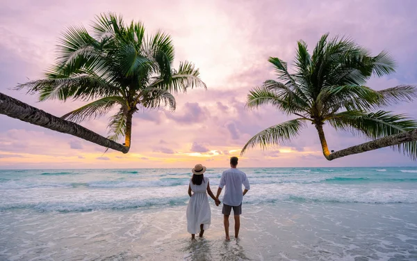 Ein Paar Männer Und Frauen Beobachten Den Sonnenuntergang Strand Von — Stockfoto