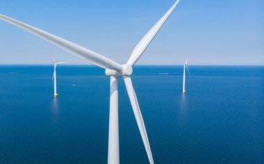 Hollanda okyanusundaki yel değirmeni türbinlerinin hava görüntüsü, yeşil enerji konsepti yel değirmeni türbinleri