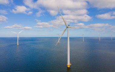 Rüzgar türbini. Mavi denizdeki rüzgar türbinlerinin ya da yel değirmenlerinin hava manzarası 