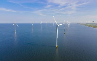 Okyanustaki rüzgar türbinlerinin panoramik görüntüsü
