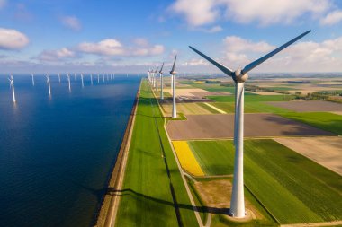 Okyanustaki yel değirmeni türbinleriyle temiz enerji ve yeşil enerji kavramı