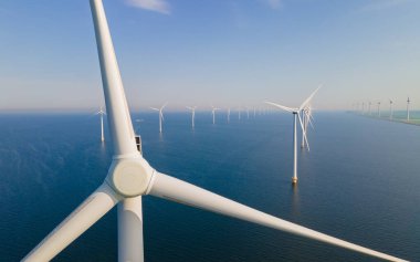 Kuzey Denizi 'nde rüzgar türbinleri olan açık deniz rüzgar çiftliğinin havadan görüntüsü.