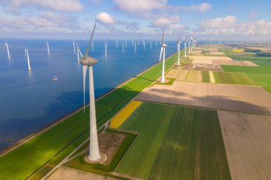 Açık denizde birçok rüzgar türbini olan açık deniz rüzgar enerjisi çiftliği.