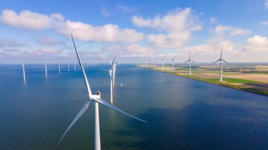 Okyanus Rüzgârı Çiftliği. Okyanustaki yel değirmeni çiftliği. Denizdeki açık deniz rüzgar türbinleri. Hava görüşünden rüzgar türbini