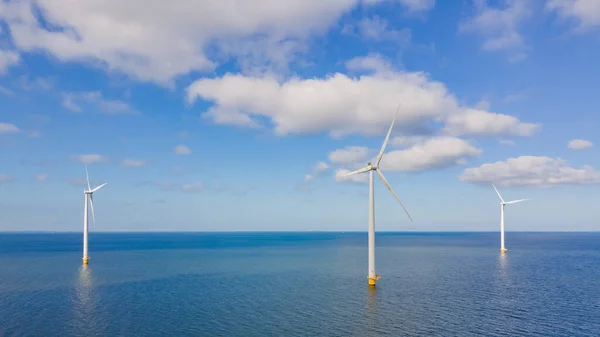 风车公园有云彩和蓝天 风车公园在海洋鸟瞰与风力涡轮机Flevoland荷兰Ijsselmeer 荷兰的绿色能源生产 — 图库照片
