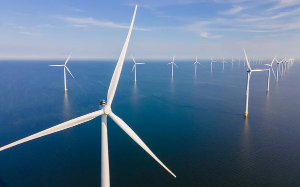 在有蓝天的风车公园近景 在有风力涡轮机Flevoland Netherlands Ijsselmeer的海洋空中观景的风车公园 荷兰的绿色能源生产 — 图库照片