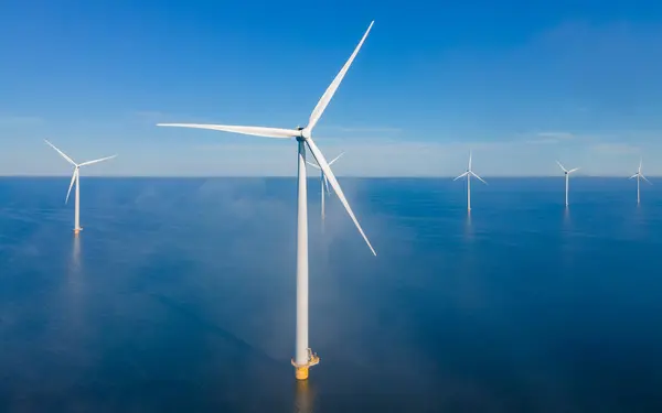 风车公园有低垂的雾云和蓝色的天空 风车公园在海洋空中看与风力涡轮机Flevoland荷兰Ijsselmeer 荷兰的绿色能源生产 — 图库照片