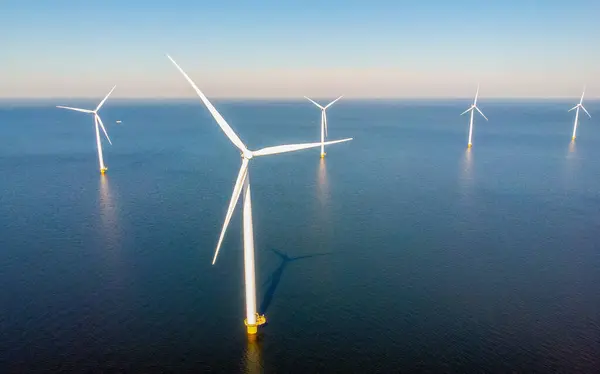 新しいエネルギー 持続可能な代替エネルギー オランダのオフショア風力発電所 風車エネルギーをきれいにする — ストック写真