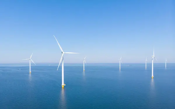 风车公园矗立在海里 海面上的风力涡轮机 — 图库照片