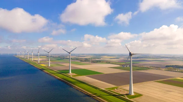 タービン グリーン エネルギー電力 電力生産のための風力発電所 オランダの緑の農業分野で電気を生成する風力タービン — ストック写真