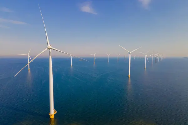 一张海上风力发电场的照片 海面上有涡轮机 — 图库照片