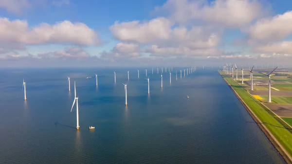ウィンドミル タービンズ パークは青空とウィンドミル タービンズ パークを海に浮かべている オランダ ヨーロッパ オランダ最大の風力発電所 — ストック写真