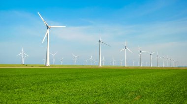 Rüzgâr çiftliği ya da rüzgar parkının panoramik görüntüsü, jenerasyon için yüksek rüzgar türbinleri ve fotokopi alanı. Yeşil enerji kavramı.