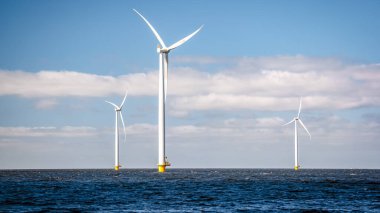Okyanus Rüzgârı Çiftliği. Okyanustaki yel değirmeni çiftliği. Denizdeki açık deniz rüzgar türbinleri. Hollanda 'daki hava manzaralı bir yerde rüzgar türbini.